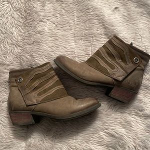 Miss Mooz olive green ankle boots. GUC. Size 40